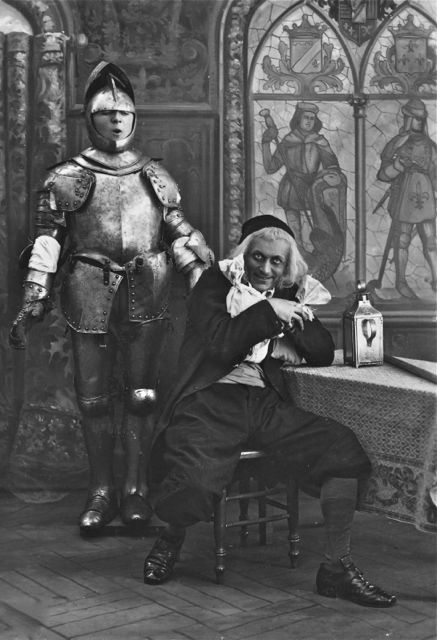 De rentenier vroeg aan zijn bediende om zich te verkleden en hij moest dan raden in wat.